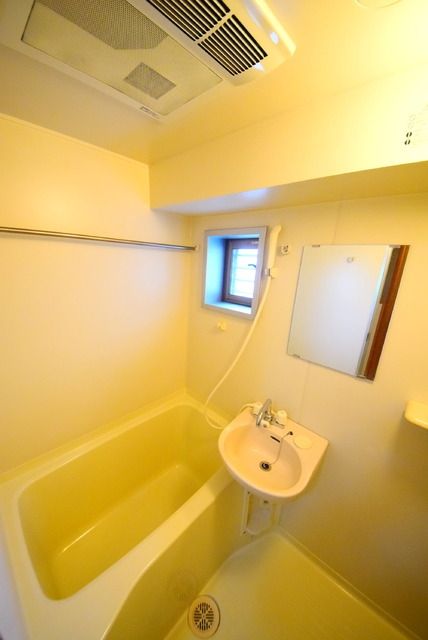 バス・シャワールーム　★★窓付きで換気に便利★★