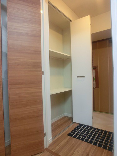 玄関　室内イメージ写真。