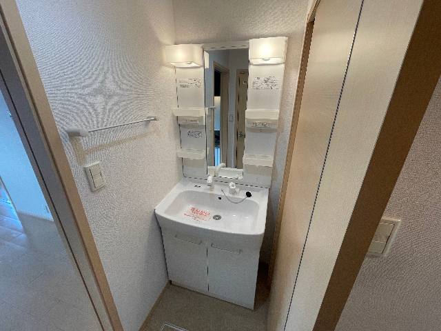 洗面設備　シャワー付洗面化粧台