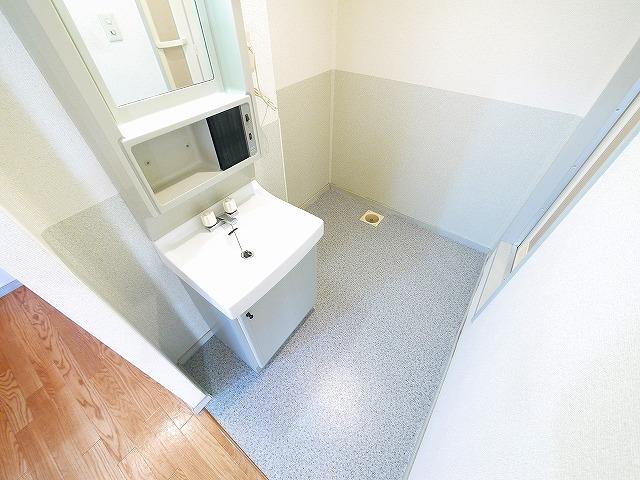 洗面設備　独立洗面台あり、毎朝おしゃれに忙しい女性の方におすすめです