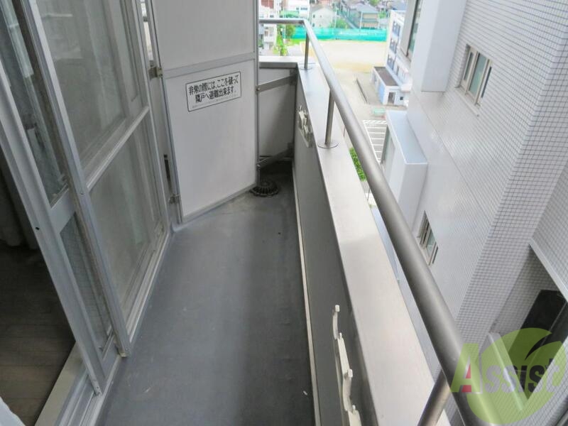 バルコニー　ちょっとしたバルコニーになります。陽もよく当たります。