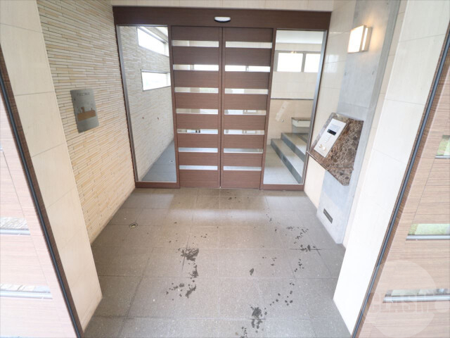 エントランス　オートロック付きで安心です