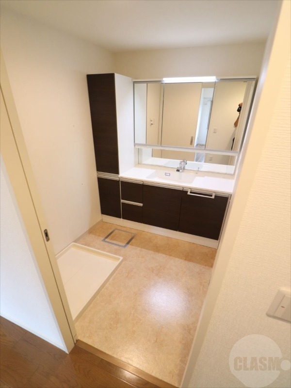 洗面設備　大きな三面鏡付きの洗面台