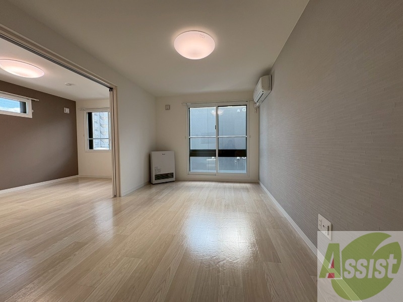 居室・リビング　フローリングや壁の色がお洒落な印象のリビングです。