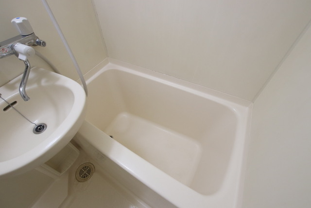 バス・シャワールーム　【※他号室参考写真】バストイレ別・洗面台同室タイプです♪