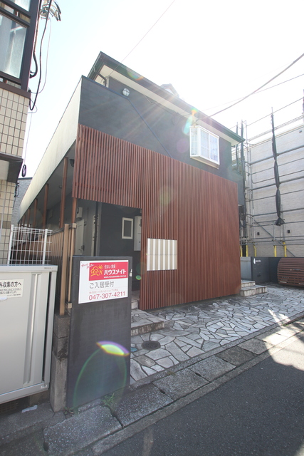 建物外観　ネイビーと木目格子でモダンな外観です♪