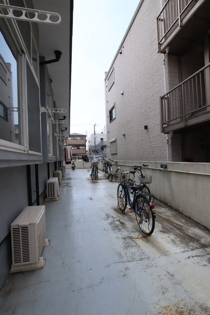 その他共有部分　住戸の窓側（建物南西側）