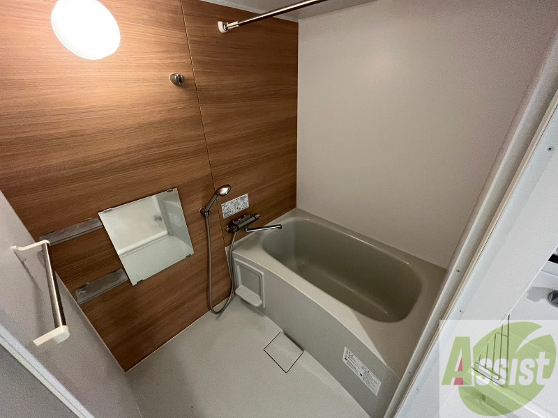 バス・シャワールーム　広々したお風呂で快適にくつろげそうです。