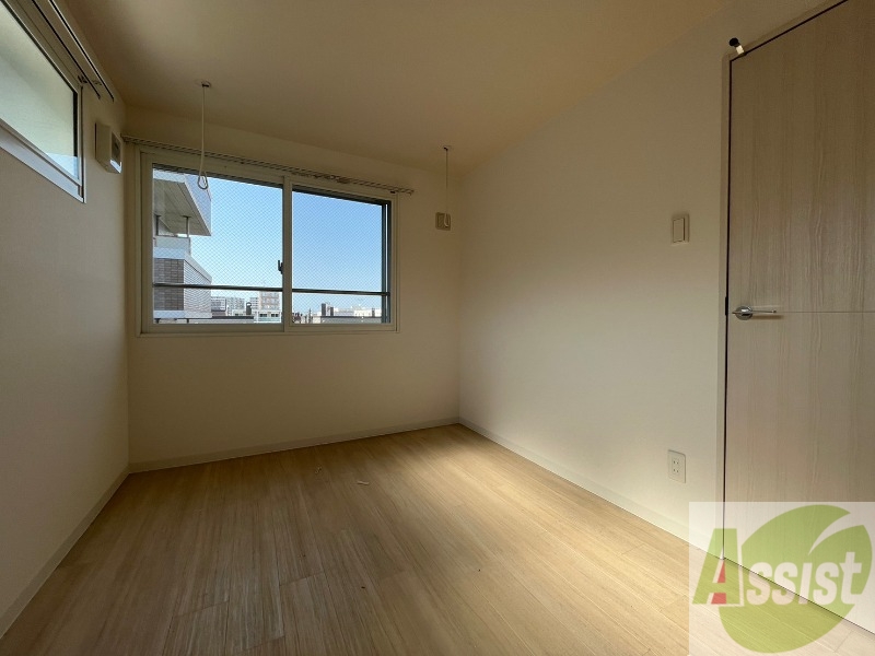 その他部屋・スペース　寝室はこちらです。光が差し込む、温かみのあるお部屋です。