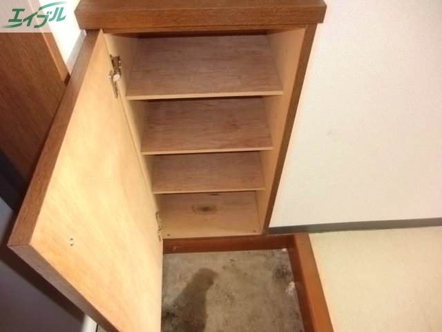 玄関　同物件、別部屋の写真です