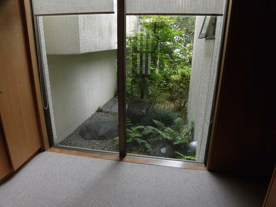 玄関　玄関から見える坪庭