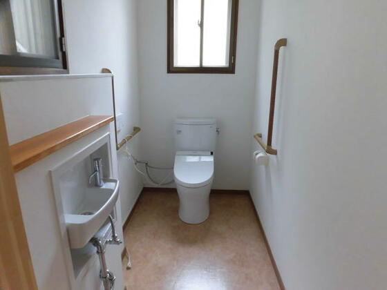 トイレ　２ヶ所。広々トイレ