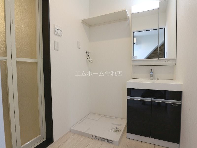 洗面設備　脱衣所　独立洗面台（シャンプードレッサー付）