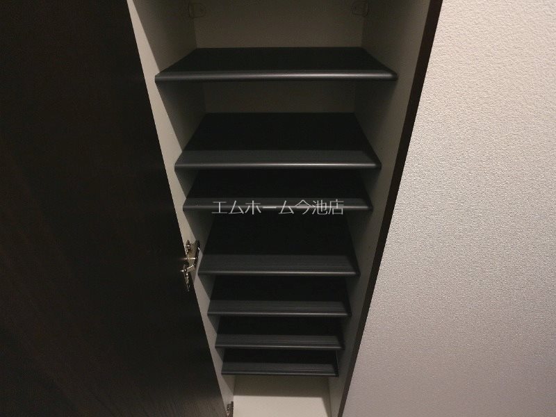 玄関　玄関　シューズボックス付（収納充実）