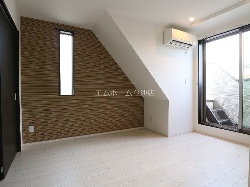 居室・リビング　LDK9.6帖　エアコン付　バルコニーに面しています