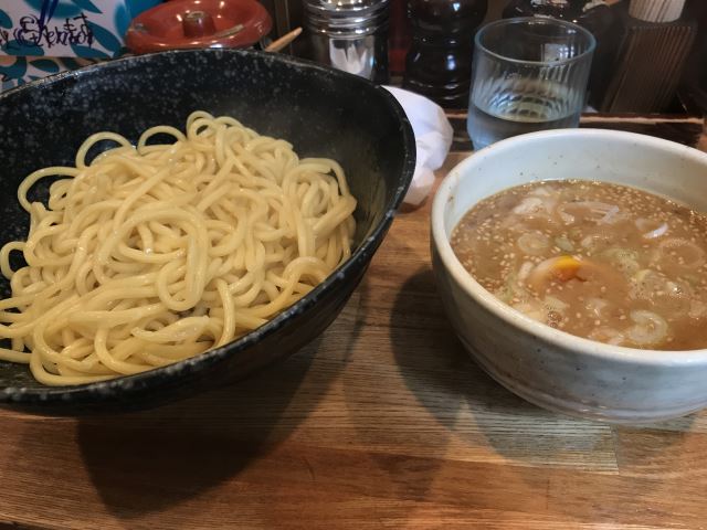 飲食店　つけ麺道たけし　魚介鶏ガラ豚骨の濃厚スープが固ゆで麺にベスト（飲食店）まで840m