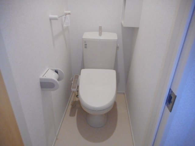 トイレ　落ち着いた色調のトイレです