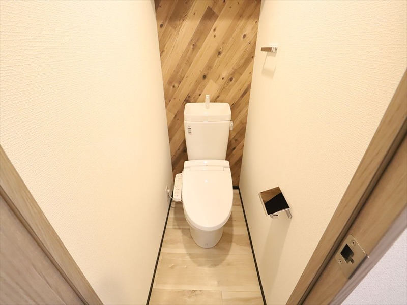 トイレ　落ち着いたトイレ空間　ウォシュレット付