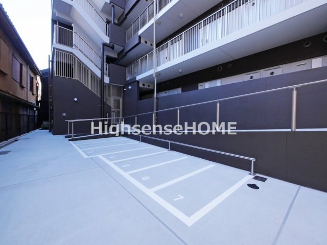 駐車場　駐車場があるので、車を買う予定の方も安心です