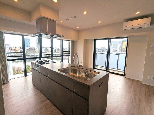 キッチン　グリル付ガス3口システムカウンターアイランドキッチン、奥まで