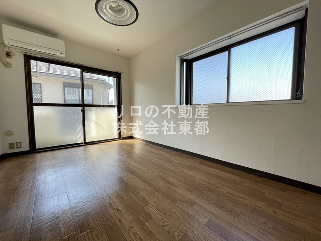 居室・リビング　２面採光なので、明るく風通しのよい過ごしやすいお部屋です♪