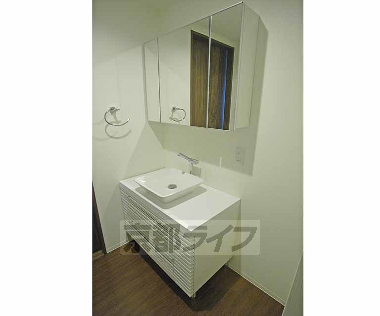 洗面設備　大きな洗面台です。