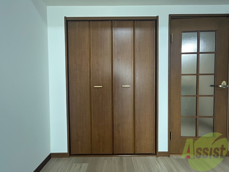 収納　丈の長いコートなども掛けることができるクローゼットです。