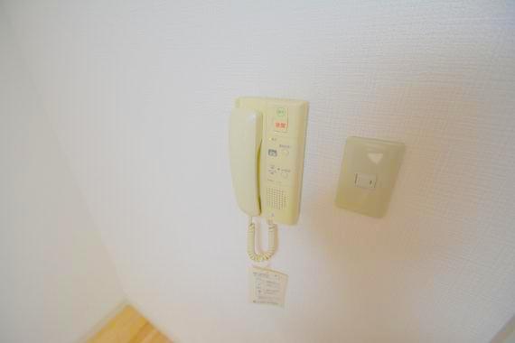 セキュリティ　インターホンで突然の来訪者を事前にチェック