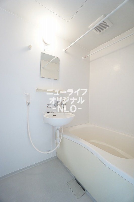 バス・シャワールーム　清潔感溢れる浴室のお写真です☆