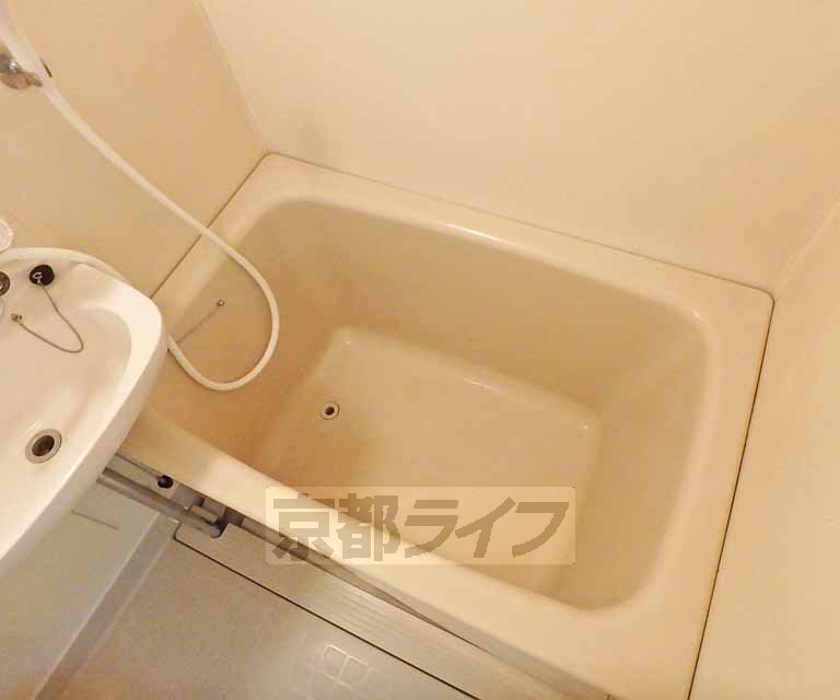 バス・シャワールーム　バスルームです