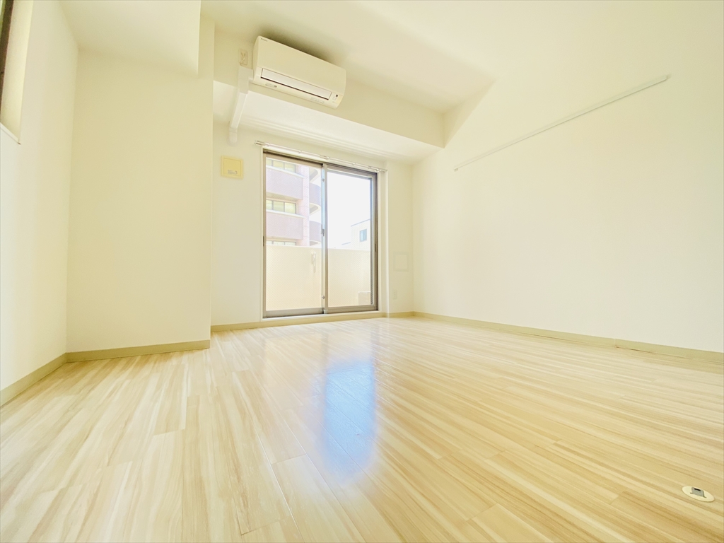 居室・リビング　同一建物内304号室内装写真転載