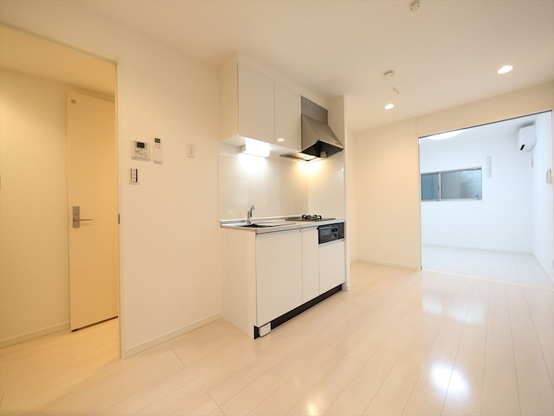 居室・リビング　ＬＤＫ8帖　システムキッチン　エアコン完備　バルコニー