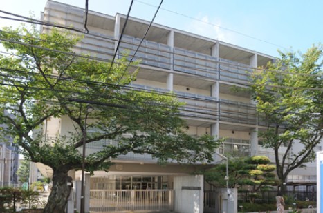 中学校　西新宿中学校（中学校）まで338m