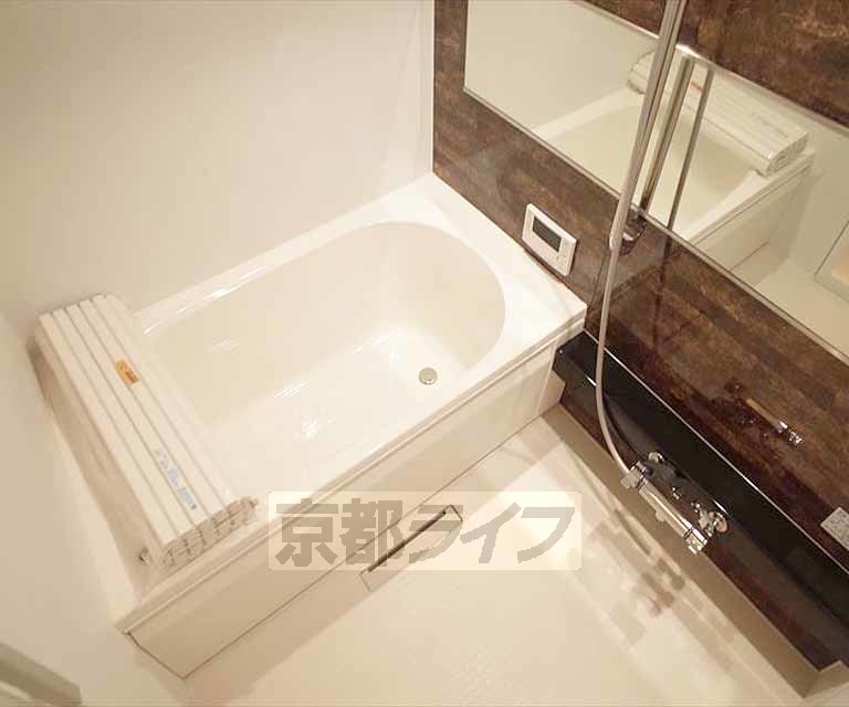 バス・シャワールーム　清潔感のあるバスルームです