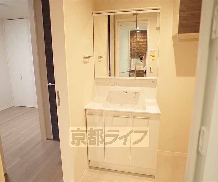 洗面設備　大きな鏡のある洗面台です