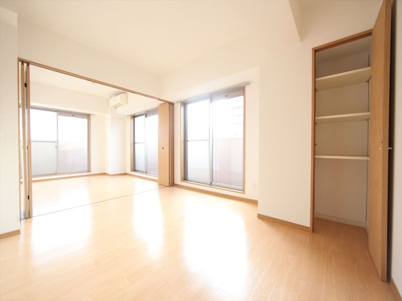 居室・リビング　洋室7.1帖　収納付き　バルコニー