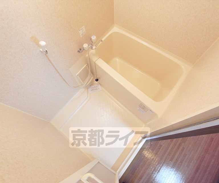 バス・シャワールーム　清潔感のあるお風呂ですね。