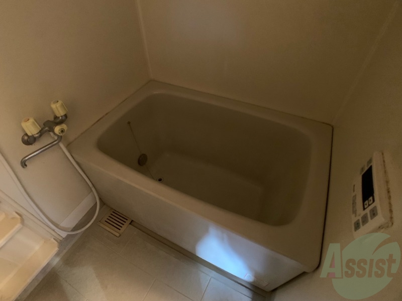 バス・シャワールーム　バスルームは狭すぎず、シャワーも浴びやすそうです。