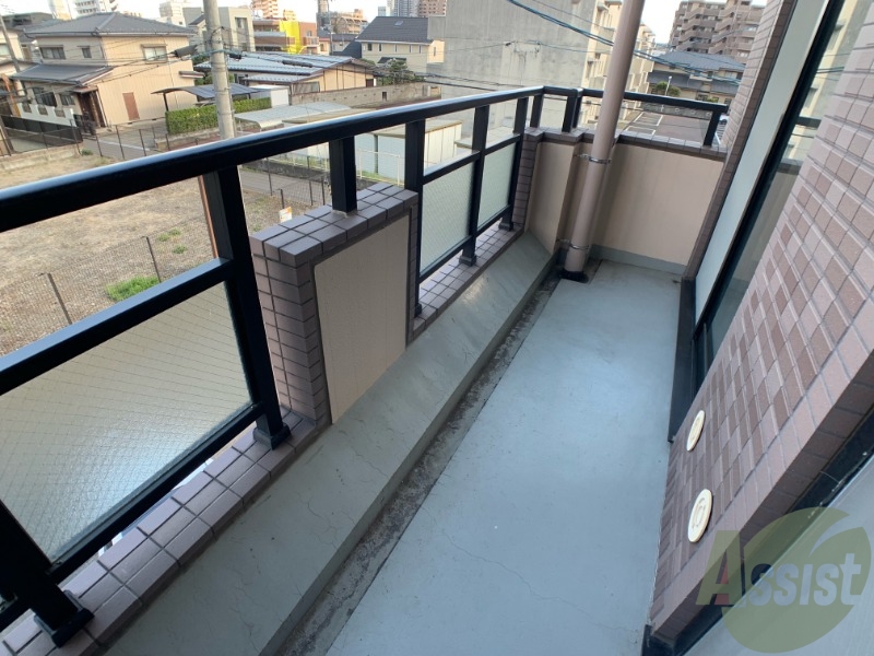 バルコニー　バルコニー。洗濯物がはかどりそうな広さがありますよ。