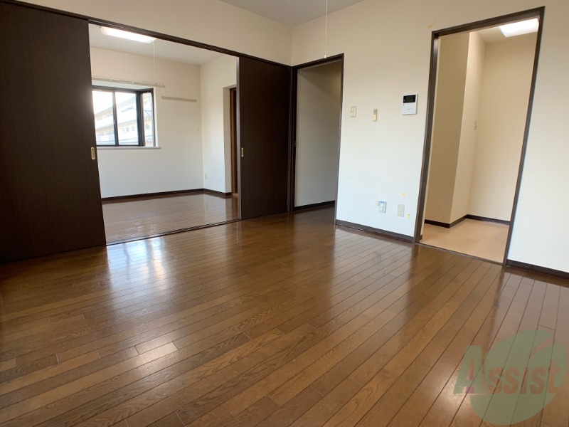 居室・リビング　１０帖のＬＤＫ。引き戸を開けると解放感があります。