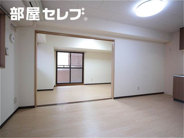 居室・リビング　同マンション参考写真