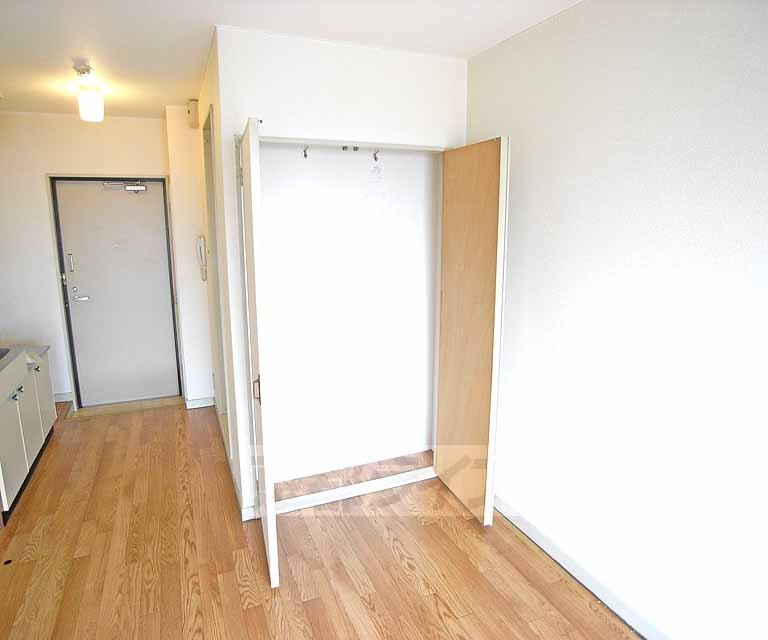 収納　服をかけることができます。