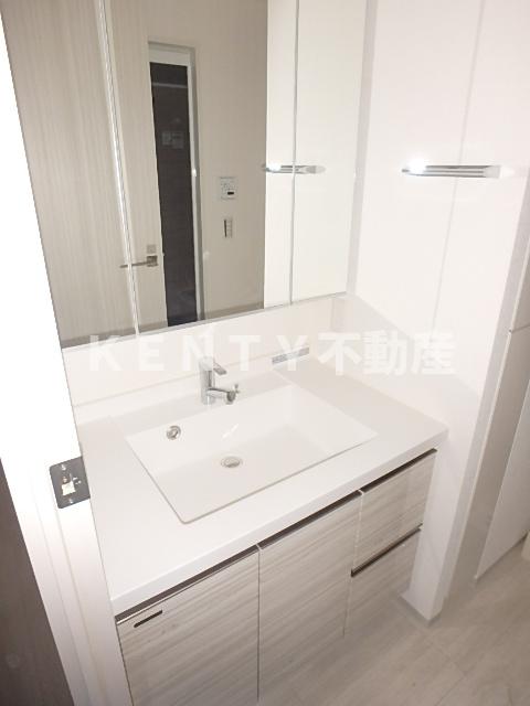 洗面設備　ゆったりとスペースのある洗面所