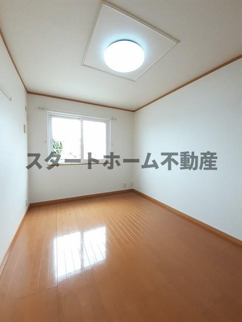 その他部屋・スペース　開放的な寝室です