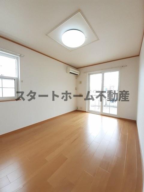 居室・リビング　こちらの居間で趣味の時間をお楽しみください