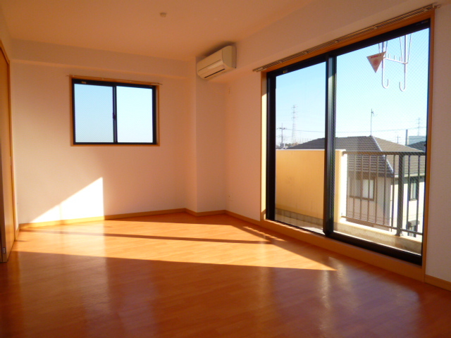 居室・リビング　大きな窓があり開放的なリビング♪