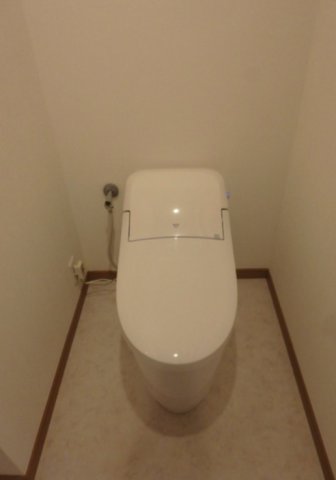 トイレ　落ち着いた色調のトイレです