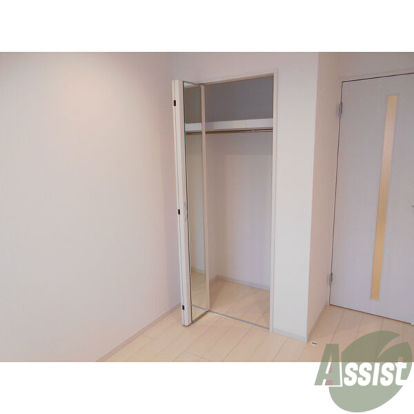 収納　収納スペースの引き戸には鏡もついていますよ！