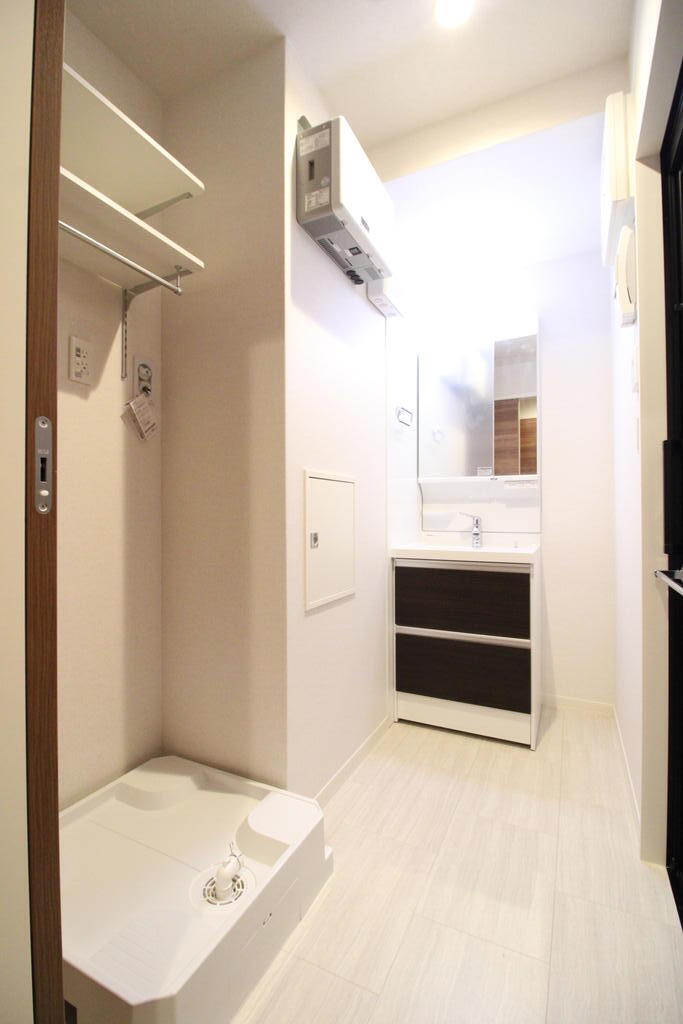 洗面設備　スクエア型の洗面化粧台となり、上部には便利な棚もあります！！
