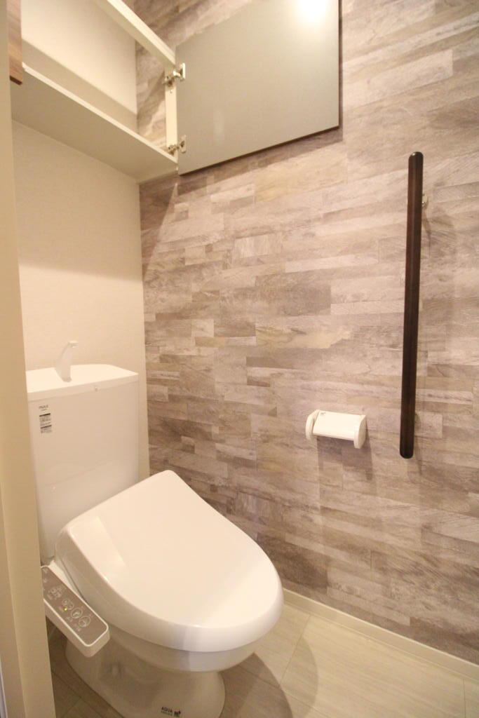 トイレ　シャワートイレ完備で上部には便利な物入もあります！！